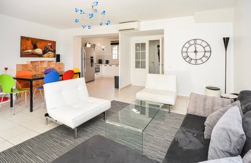 Aigues-Mortes House | Nice home in Aigues-Mortes with kitchen