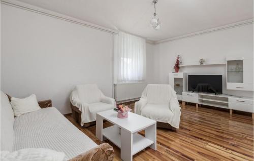 Gospic House | Nice Home In Debelo Brdo I