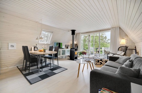 Øer Strand House | Nice home in Ebeltoft with kitchen