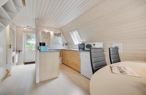 Øer Strand House | Nice home in Ebeltoft with kitchen