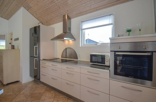 Lyngsbæk Strand House | Nice home in Ebeltoft with kitchen