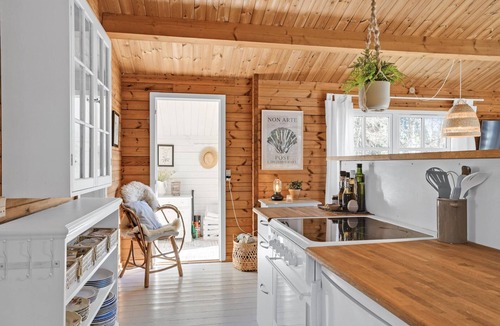 Øksenmølle House | Nice home in Ebeltoft with kitchen