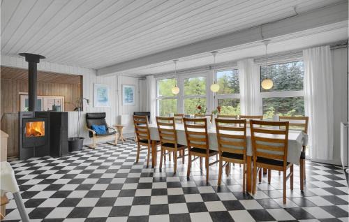 Handrup House | Nice Home In Ebeltoft With Kitchen