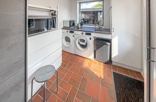 Esbjerg House | Nice home in Esbjerg V with WiFi
