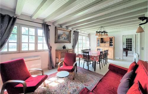 Etigny House | Nice Home In Étigny With Wifi