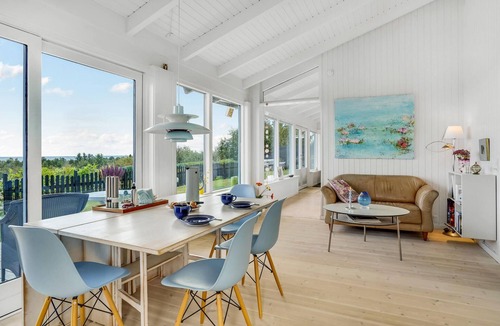 Ordrup House | Nice home in Fårevejle with kitchen