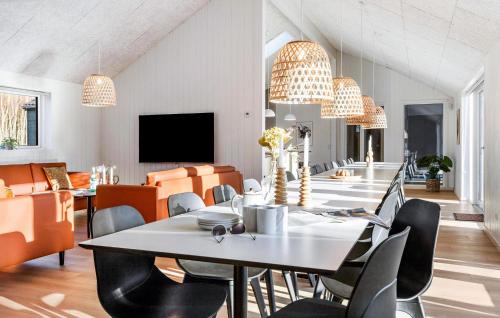Fjellerup House | Nice Home In Glesborg With Sauna