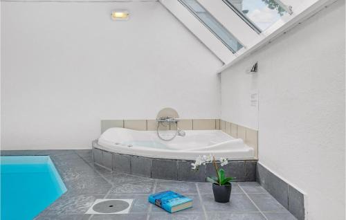 Fjellerup Strand House | Nice Home In Glesborg With Sauna