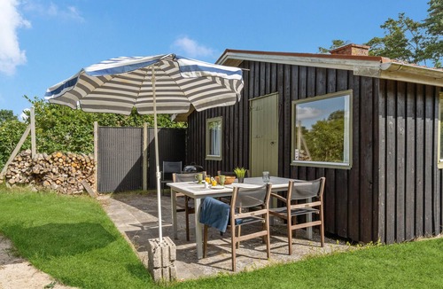 Hadsund House | Nice home in Hadsund with kitchen