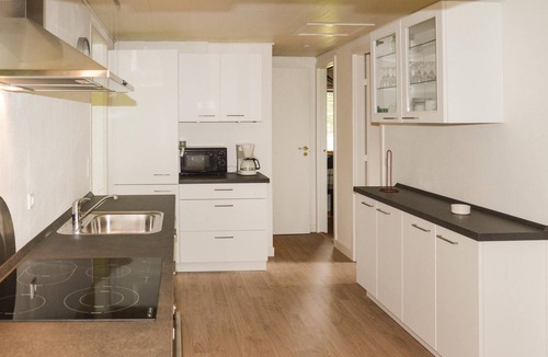 Hou House | Nice home in Hals with kitchen