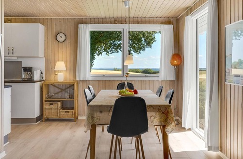 Hejlsminde Strand House | Nice home in Hejls with kitchen