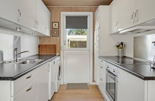 Hejlsminde Strand House | Nice home in Hejls with kitchen