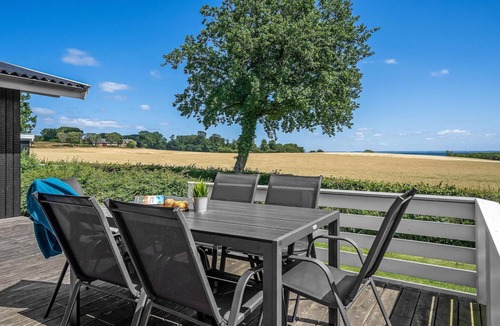 Hejlsminde Strand House | Nice home in Hejls with kitchen