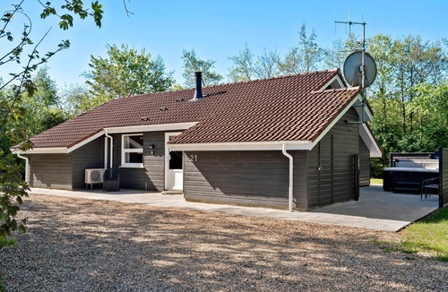 Bork Havn House | Nice home in Hemmet with sauna