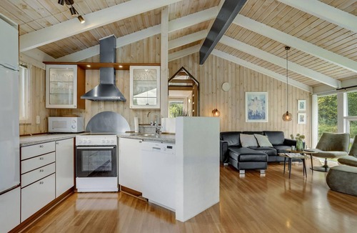 Pøt Strandby House | Nice home in Juelsminde with kitchen