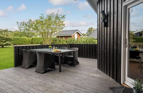 Pøt Strandby House | Nice home in Juelsminde with kitchen
