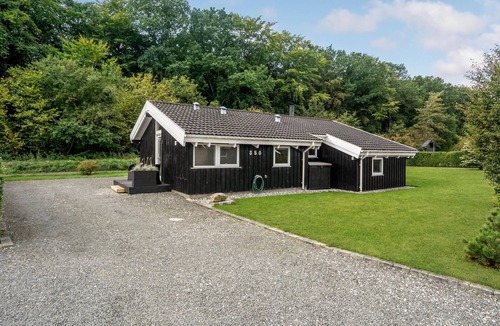 Pøt Strandby House | Nice home in Juelsminde with kitchen