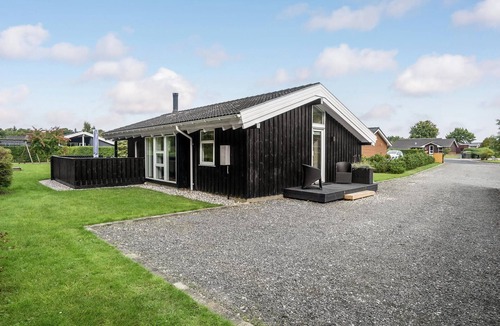 Pøt Strandby House | Nice home in Juelsminde with kitchen
