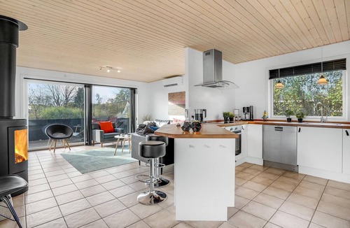 Pøt Strandby House | Nice home in Juelsminde with sauna