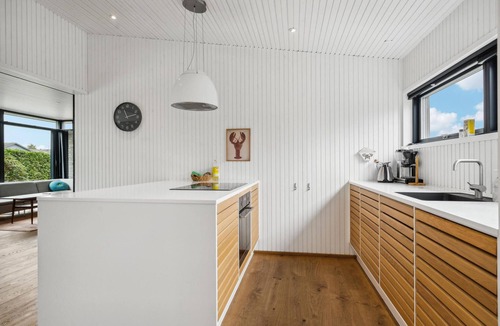 Juelsminde House | Nice home in Juelsminde with kitchen