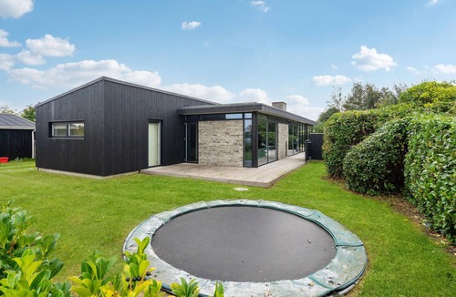 Juelsminde House | Nice home in Juelsminde with kitchen