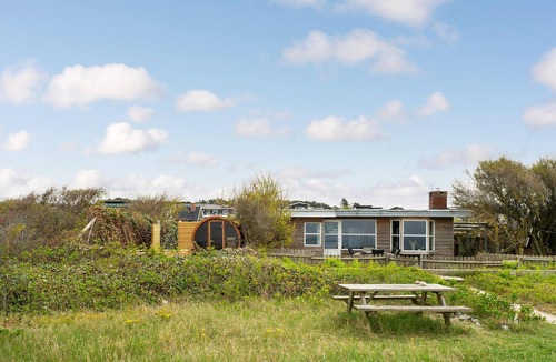 Skødshoved Strand House | Nice home in Knebel with house sea view