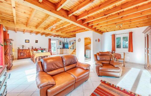 Louvie-Soubiron House | Nice Home In Louvie-Soubiron