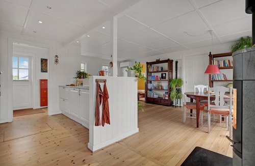 Ajstrup House | Nice home in Malling with kitchen
