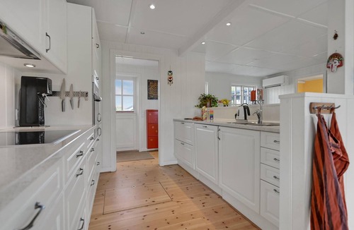 Ajstrup House | Nice home in Malling with kitchen