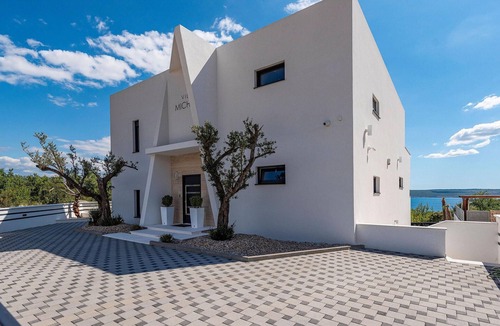Maslenica House | Nice home in Maslenica with sauna