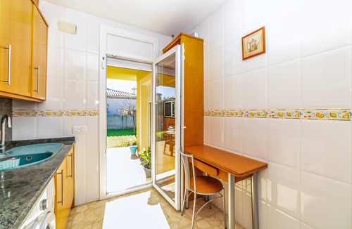 Costa del Zefir House | Nice home in MIAMI PLATJA with kitchen