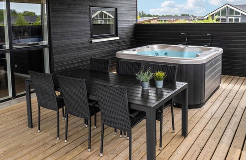 Houstrup House | Nice home in Nørre Nebel with kitchen