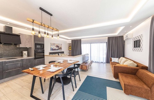 Okrug Donji House | Nice home in Okrug Donji