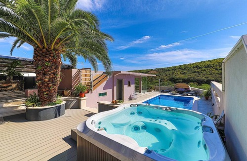 Okrug Donji House | Nice home in Okrug Donji