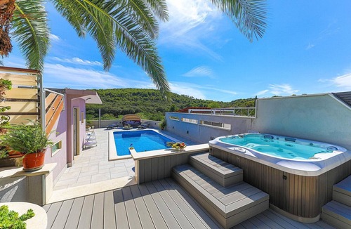 Okrug Donji House | Nice home in Okrug Donji