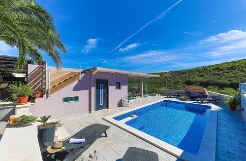 Okrug Donji House | Nice home in Okrug Donji