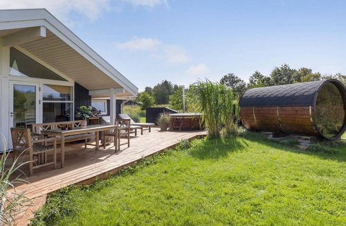 Sillerslev House | Nice home in øster assels with sauna