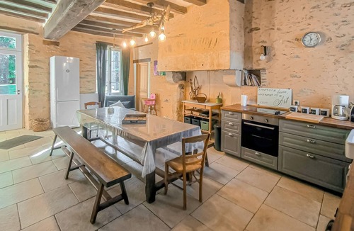 Parennes House | Nice home in Parennes with outdoor swimming pool