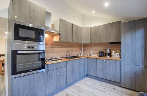 Quettehou House | Nice home in Quettehou with kitchen