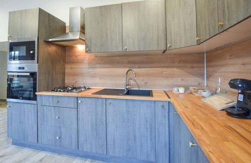 Quettehou House | Nice home in Quettehou with kitchen