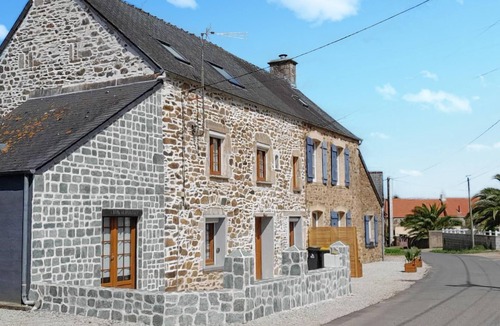 Quettehou House | Nice home in Quettehou with kitchen