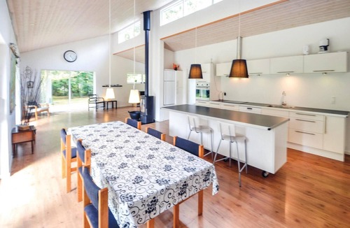 Ronde House | Nice home in Rønde with WiFi