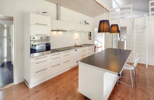 Ronde House | Nice home in Rønde with WiFi