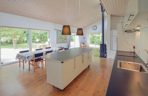 Ronde House | Nice home in Rønde with WiFi