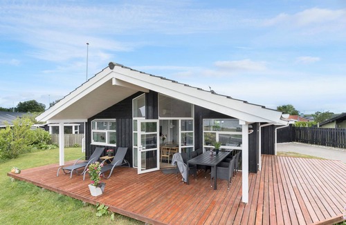 Ronde House | Nice home in Rønde with WiFi