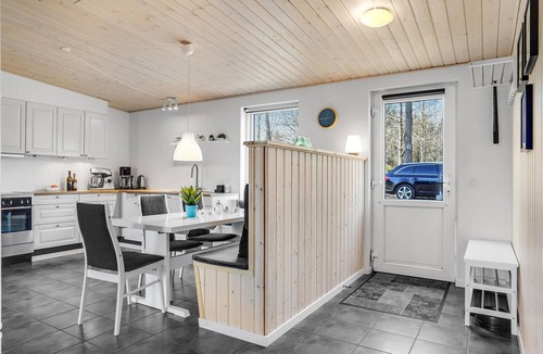 Ronde House | Nice home in Rønde with WiFi
