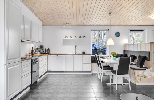 Ronde House | Nice home in Rønde with WiFi