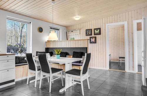 Ronde House | Nice home in Rønde with WiFi