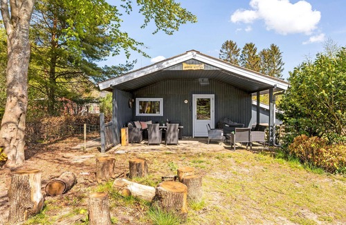 Ronde House | Nice home in Rønde with WiFi