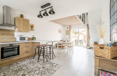 Saint Viaud House | Nice home in Saint-Viaud with WiFi